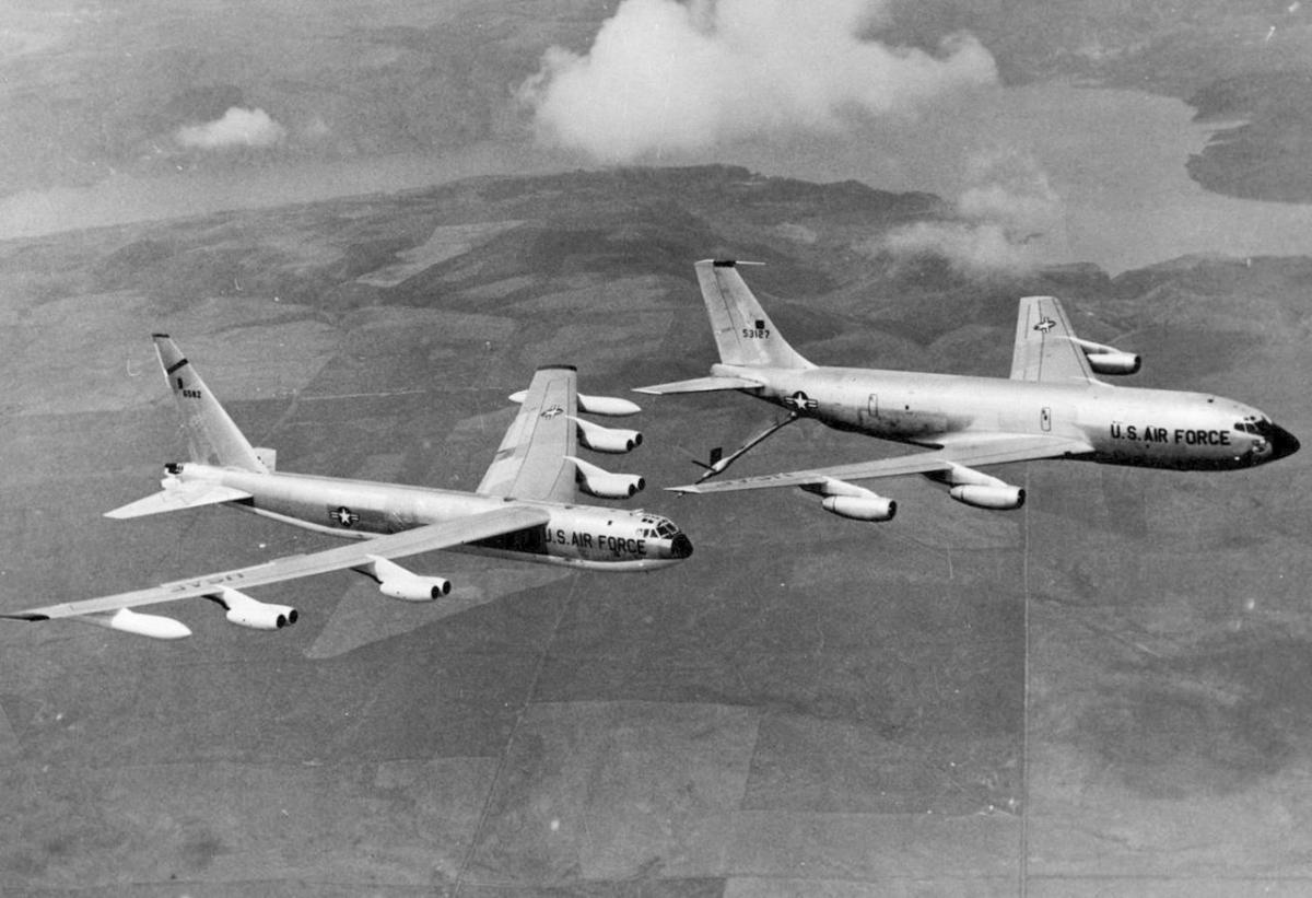Boeing B-52D 70 refueled by another