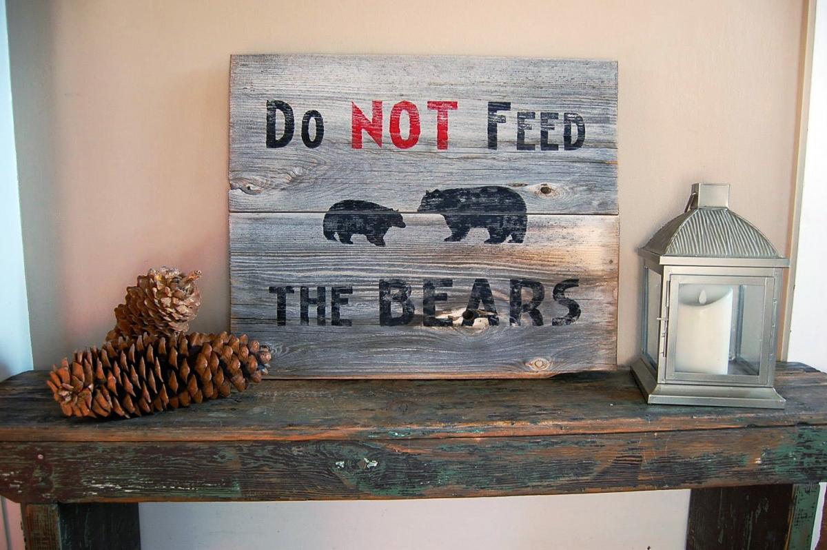 Do Not Feed Bear sign