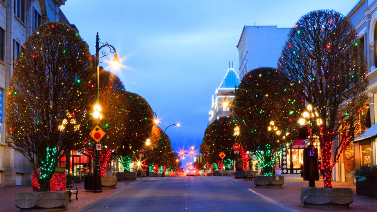 Parade of Lights and Christmas Stroll, Chinook