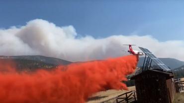 Plane dropping retardant on Middle Creed Fire
